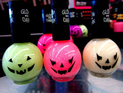 rubywooyou:  Glow in the dark nail polish :D 