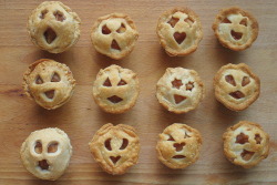 bitrates:  pumpkintears:  Mini Halloween Apple Pies :: learn