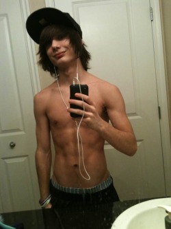 hornytexasboy:  hot and horny uncut skater boy ;) 