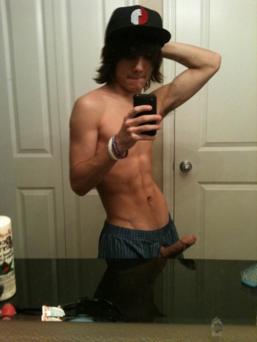 hornytexasboy:  hot and horny uncut skater boy ;) 