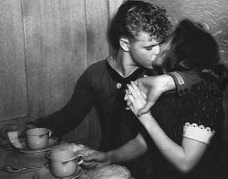 pasleydaisley:  dumbfairies:  fleurare:  1940s Kiss  cute  awww