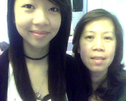 Selca with my mum while I wait for my cousins to come over.♥