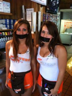 damselmountain:  thexpaul2:  Hooters girls know the score!! 