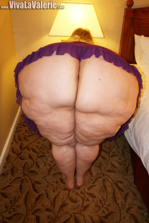 larrycockmen:  garyplv:  ssbbw-bbw:  Viva La Valerie SSBBW  âˆš  Hotty  Way hot. Love the thighs and big ass.