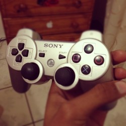 suavecasino:  #Ps3 #swag #silver #controller #mw3 (Taken with