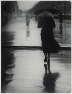 talithajoy:  filmnoirhollywood:  Brassai, Passers-by in the rain,