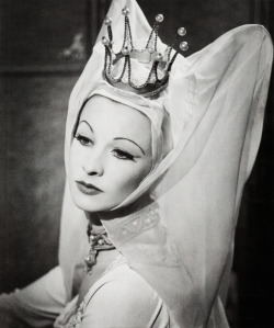 vivienandrita:  Vivien Leigh as the Lady Anne in Shakespeare’s