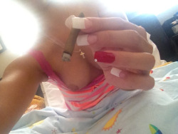 kristinarosexxx:  Chola Life 8AM Dutch #hoodpussy   Smokin Hot