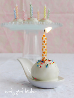 gastrogirl:  birthday cake truffles. 