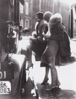 drunkcle:  Scene from Berlin in the 1920s. Two Tauentzien Girls.
