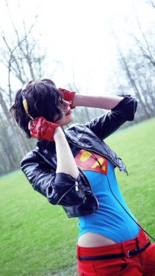 iheartchaos:  Cosplay of the day: Gender-swapped Superboy Via