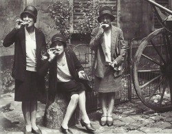 fantomas-en-cavale:  Parisiennes dégustant des crêpes, 1929