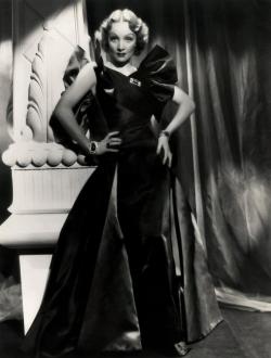vampdreaminginhollywood:  Marlene Dietrich  