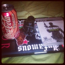 mandatory3:  alone time :) #macbook #ps3 #mandatory438 #mw3 #modernwarfare3