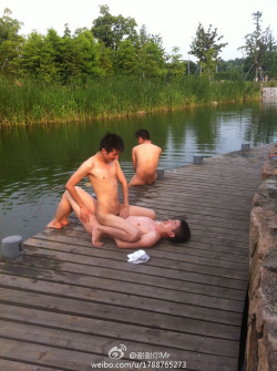 j-aime-asian-men:  Oh my.. Sexy! 