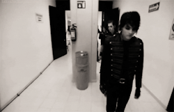 gerardwayisperfect:  WHAT IS IT WITH GERARD IN THIS GIF HE’S