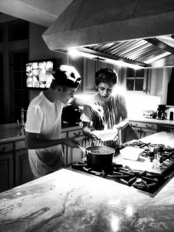 malikhoran:  @justinbieber:At my house cookin some noodles with @NiallOfficial