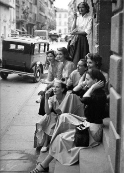Women on an Italian street, 1951. Photo by Milton Greene.
