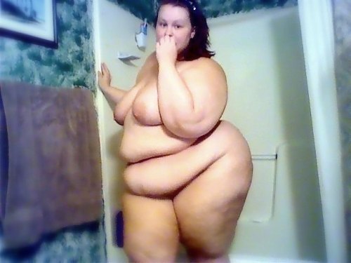 Young Roxxie in the shower… Amanda/Foxy Roxxie 53-52-64 46D 5'4" 400 lbs. 182 kg BMI: 68.7  	 /- 