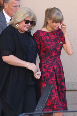 mjwatson:  tswiftdaily: Taylor leaving Stand Up to Cancer after