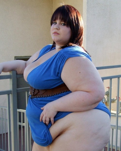 Roxxie during the closer to 400 pound stage… Amanda/Foxy Roxxie 53-52-64 46D 5'4" 400 lbs. 182 kg BMI 68.7  	 /- 