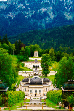 liebesdeutschland:  Schloss Linderhof liegt im Graswangtal in