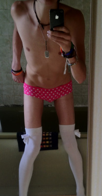 devoidofcaring:  eagle-summers:  Pink panties and sooks #1  Cutsieeeee   Such a hawtie tight body!