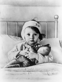greatestgeneration:  Three year old Eileen Dunne in her bed at