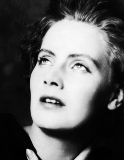 organaleias:  Greta Garbo photographed by Arnold Genthe; 1925.