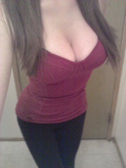 once-a-virgin:  Crappy photo, but hey hereâ€™s some cleavage