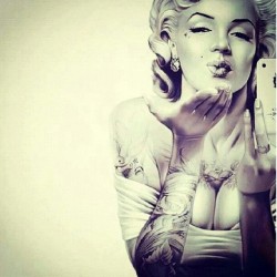 #marilyn #monroe #iPhone #tattoo #tattooed #inked  (Tomada con