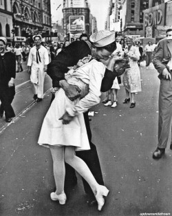 updownsmilefrown:  “The Kiss,” V-J Day, Times Square, 1945