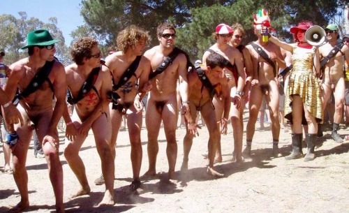 fruitnutco:  Looks like unwitting str8 men at the gay beach Mardi Gras. 