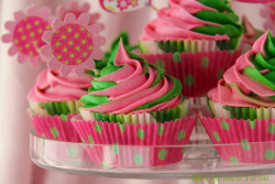 gastrogirl:  girly swirled white chocolate cupcakes with vanilla