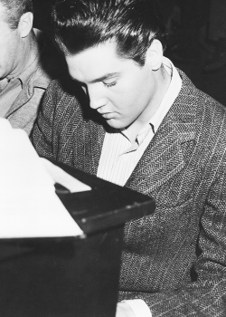  let—yourselfgo:  Elvis playing piano on the set of ‘Wild