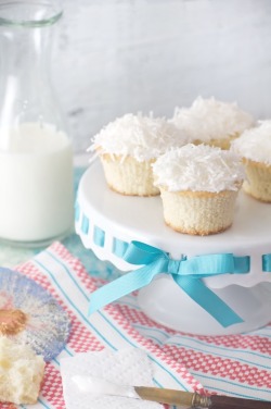 gastrogirl:  coconut cupcakes with marshmallow frosting. 