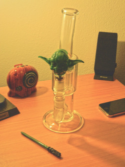trivngles:  My New Yoda Dome and lightsaber dabber. SO STOKED!!