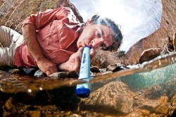 LifeStraw purifica el agua en tiempo real.