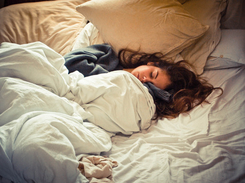 Can women have wet dreams, or orgasm in their sleep?  Is it possible to have an orgasm in your sleep? If so, this might be happening to me. I seem to wake up right as it’s ending, and it’s just this sort of warm, pulsing sensation in my groin.