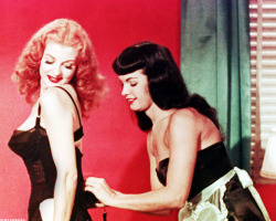 vintagegal:  Bettie Page and Tempest Storm in Teaserama (1955)