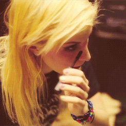nativeroute:  4 gifs of Hayley blonde requested by shadowinthenightt