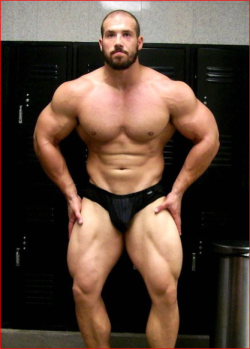 muscled-males:  Blake Skola 