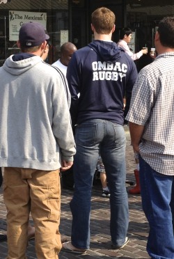Gawd, I love rugger butts!