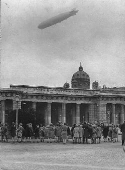 wearevintagevienna:Der Zeppelin über Wien im Jahr 1929 (© Anton
