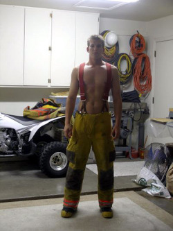 sirjocktrainer:  bigbrolittlebro:  this little bro is a fireman.