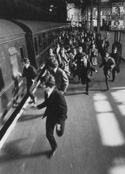 basker-ville:  158th:   The Beatles Running from Fans on Platform