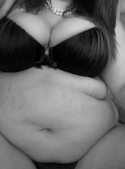 bbwcum:  Everything in this picture is beautiful - curves, rolls,