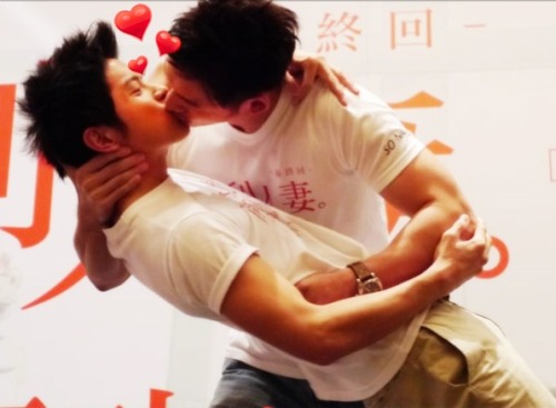 chinitongkalbo:   Hihihi! I lyke! Click here if you want to see the video! Wen Sheng Hao and You Sheng promised that if the movie “The Fierce Wife” managed to get a NTฤmillion box office, they will kiss each other on stage as a reward for everyone.