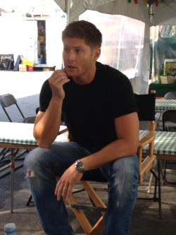nueva-spn:  Jensen Ackles chatting on the set of #Supernatural