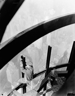 Lewis Hine - Man on girder